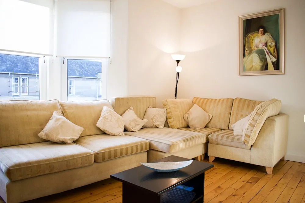 Spacious 3 Bedroom Apartment in Edinburgh