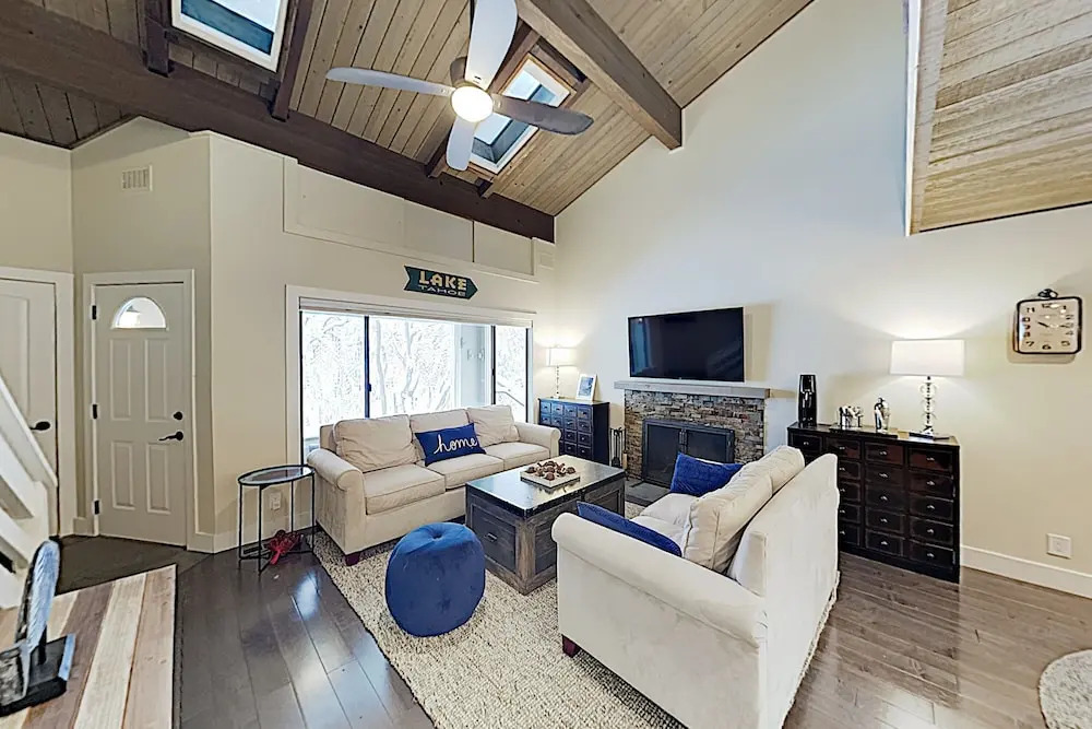 Stylish Forest Pines Beach & Ski Getaway townhouse