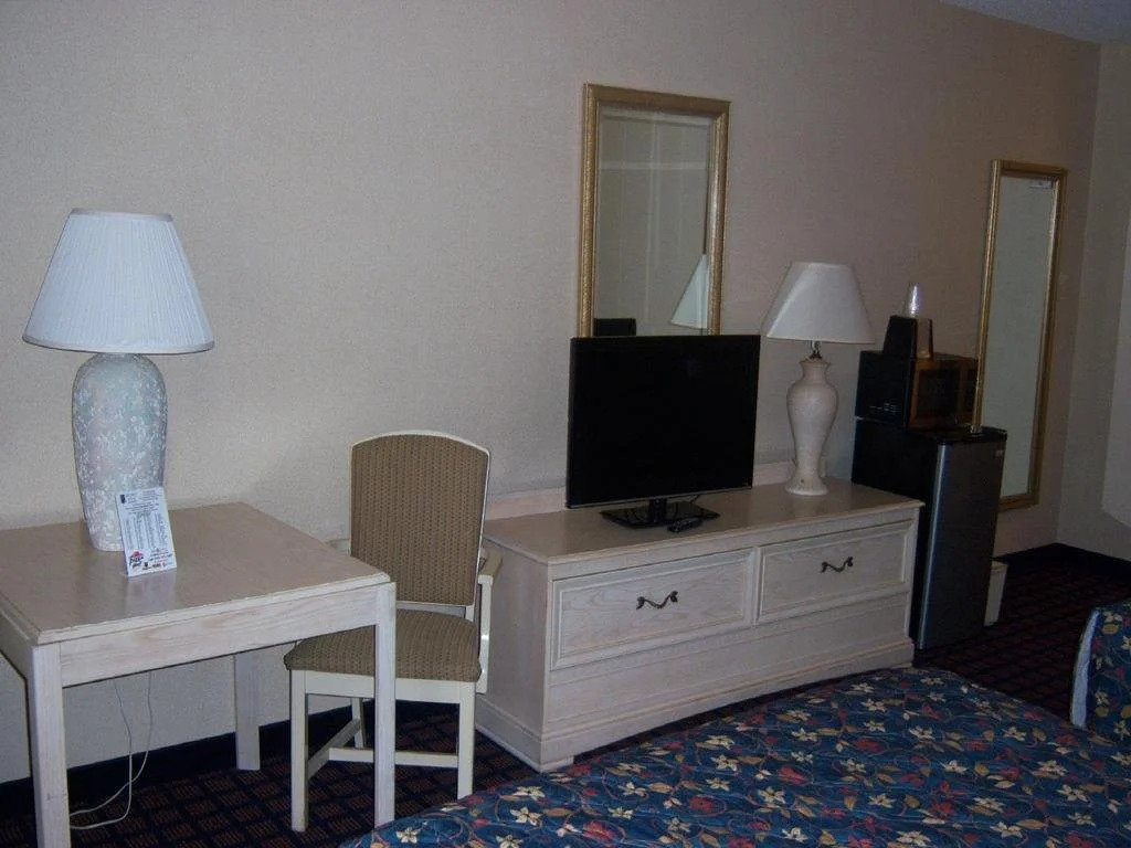 Motel 6 Pratt