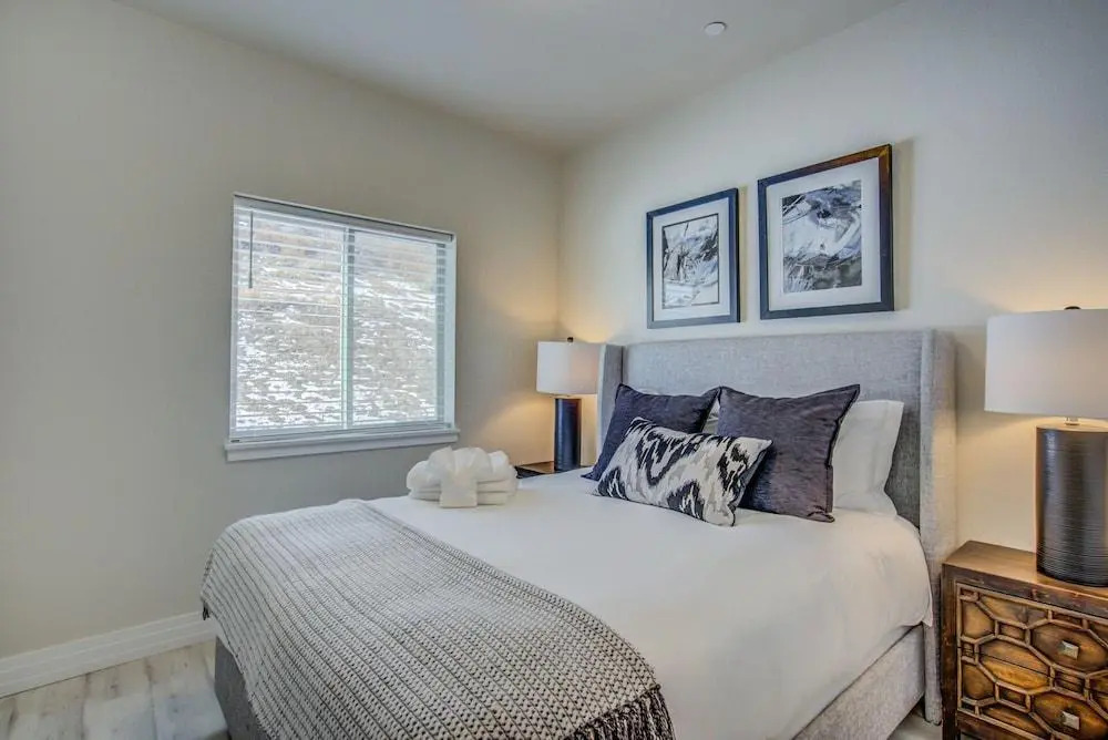 4BR Mnt Viewsmodern Urbanityrooftop Patio