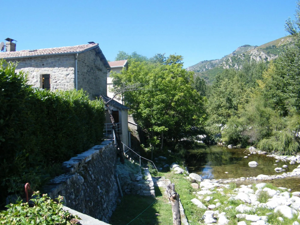 Riverside Retreat in La Souche