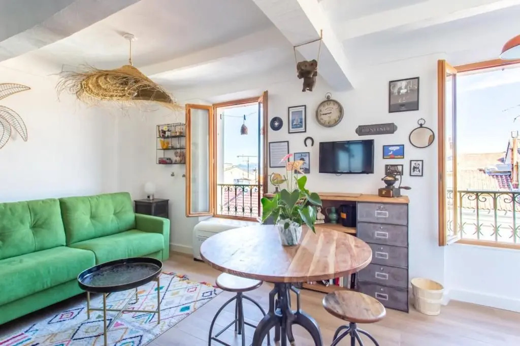 Furnished air-conditioned studio classified 2 stars near the beach&old port