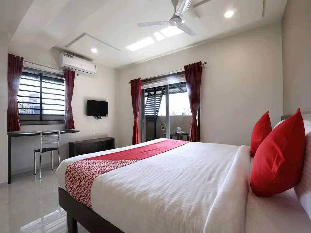 OYO 12844 Sri Sai Suites
