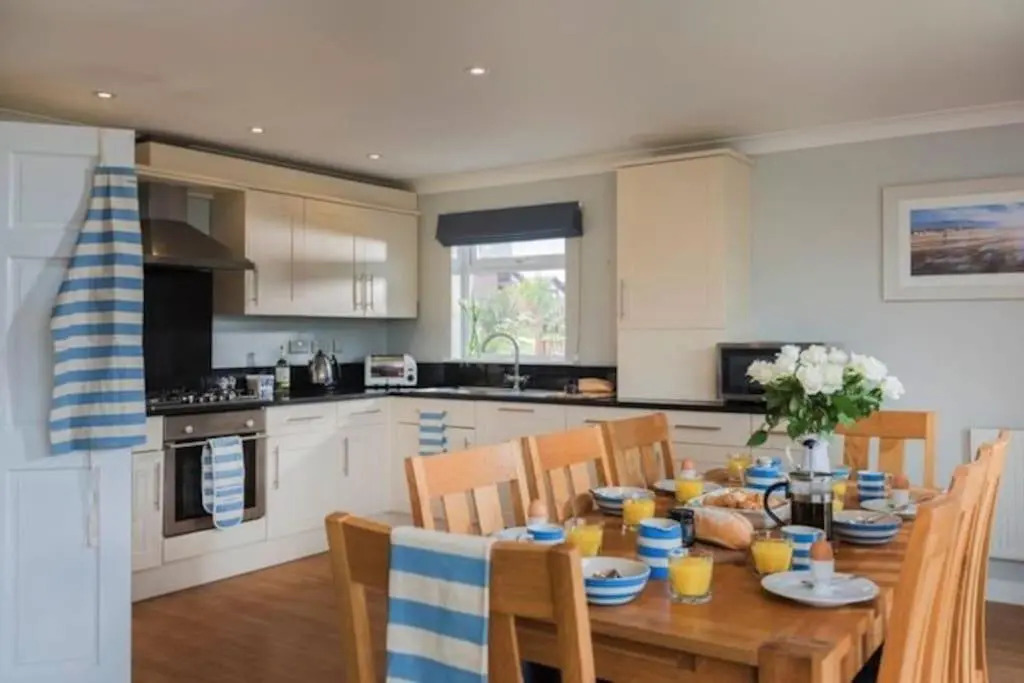Swallow Lodge with Hot Tub, dogs welcome sleeps 8, Great resort Facilities