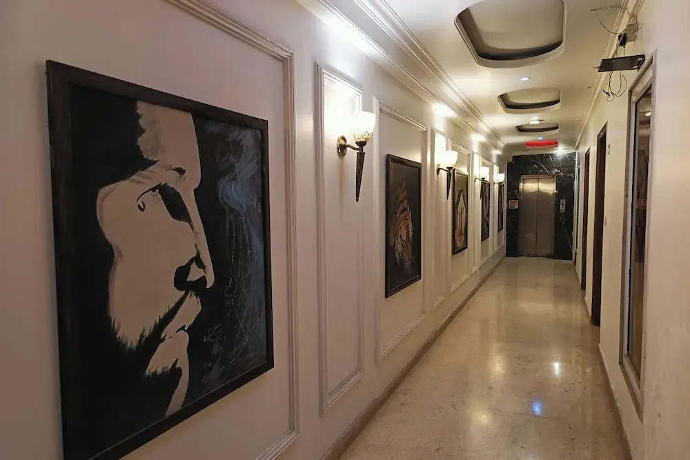 Hotel The INFINTY NEAR DELHI AIRPORT Breakfast,Dinner Include