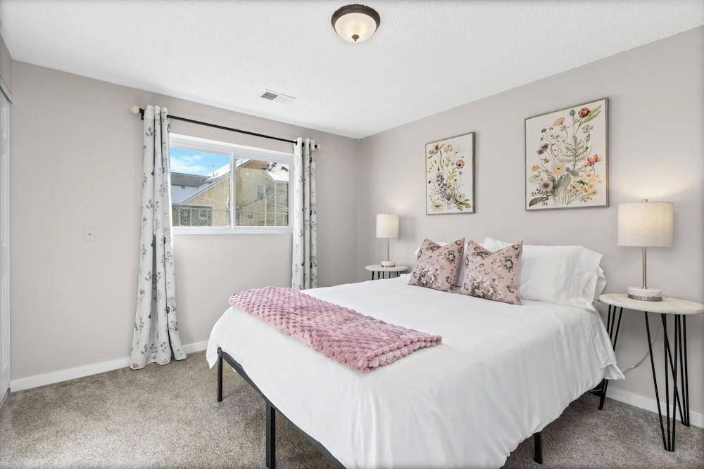Chimney Park Retreat King Suite + Fenced Yard