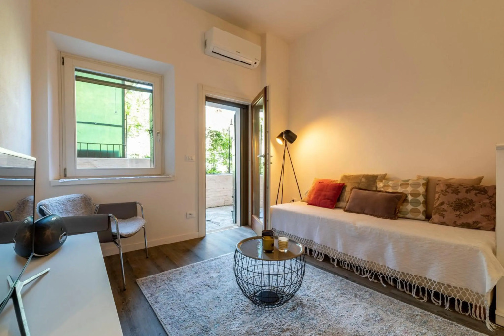 Snug Apartment With Private Courtyard M0270422677