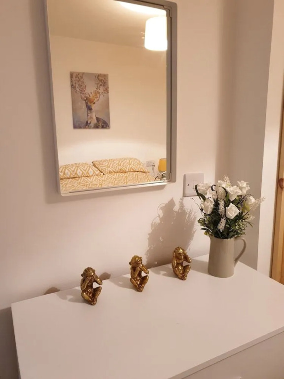 Spacious 3-Bedroom House Near Leeds City Centre By Homebird Property Management Short Lets & Serviced Accommodation Leeds With En-Suite Bathrooms & Free Parking