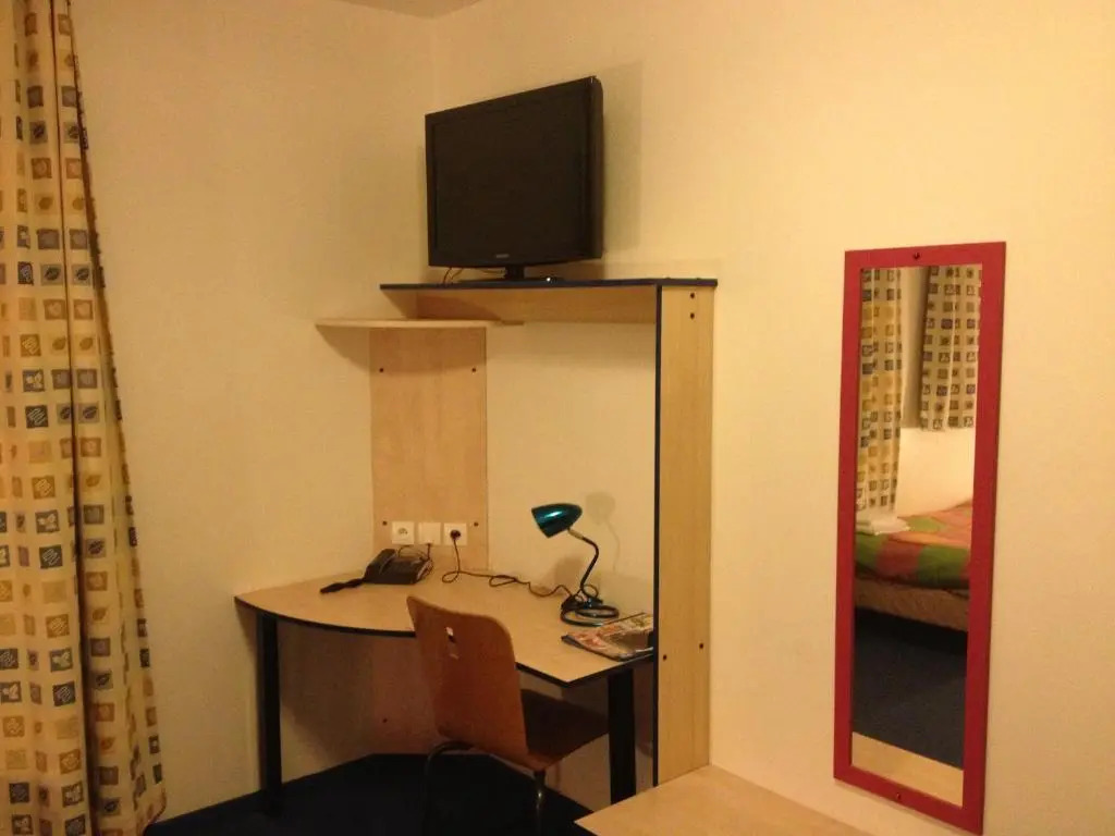 Hotel César climatisation dans la majorité des chambres Centre-ville Gare Charleville-Mézières