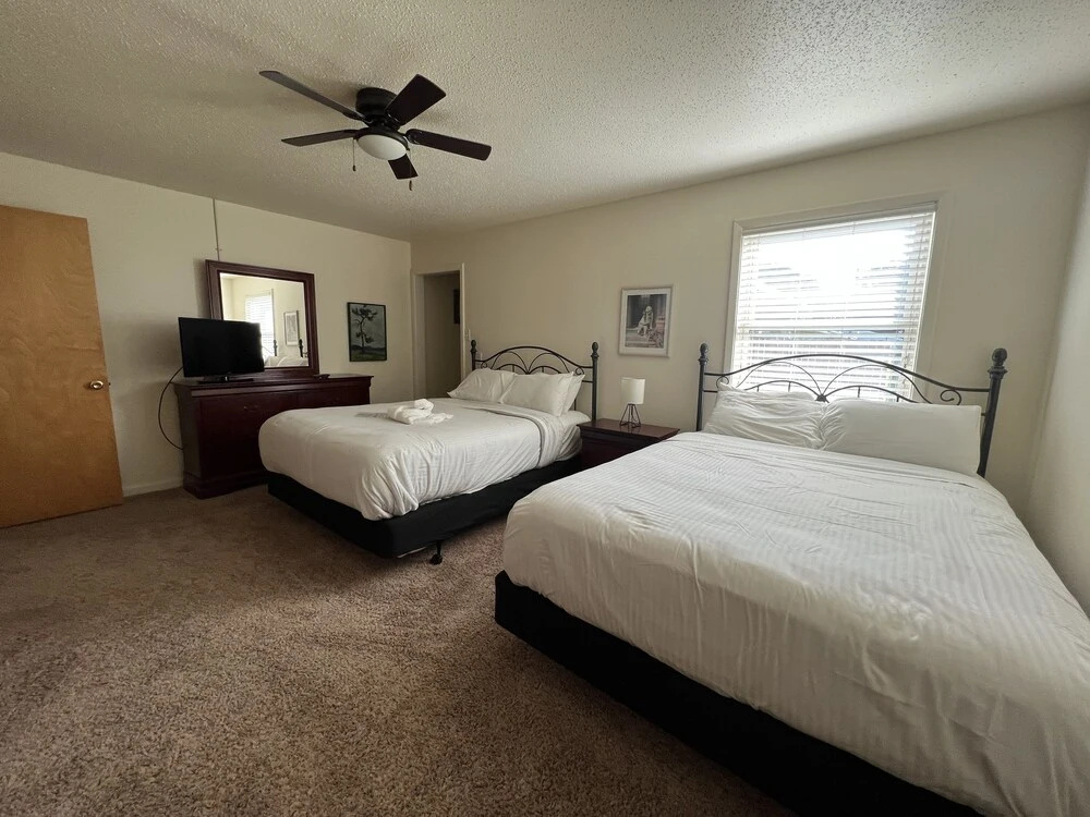 Two bedroom House with fenced in yard, covered patio area, located at the Joplin Inn at the entrance to Mountain Harbor, just 1 1/2 miles from Lake Ouachita. by RedAwning