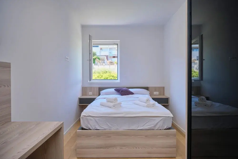 Tropic Night Apartment by Litto