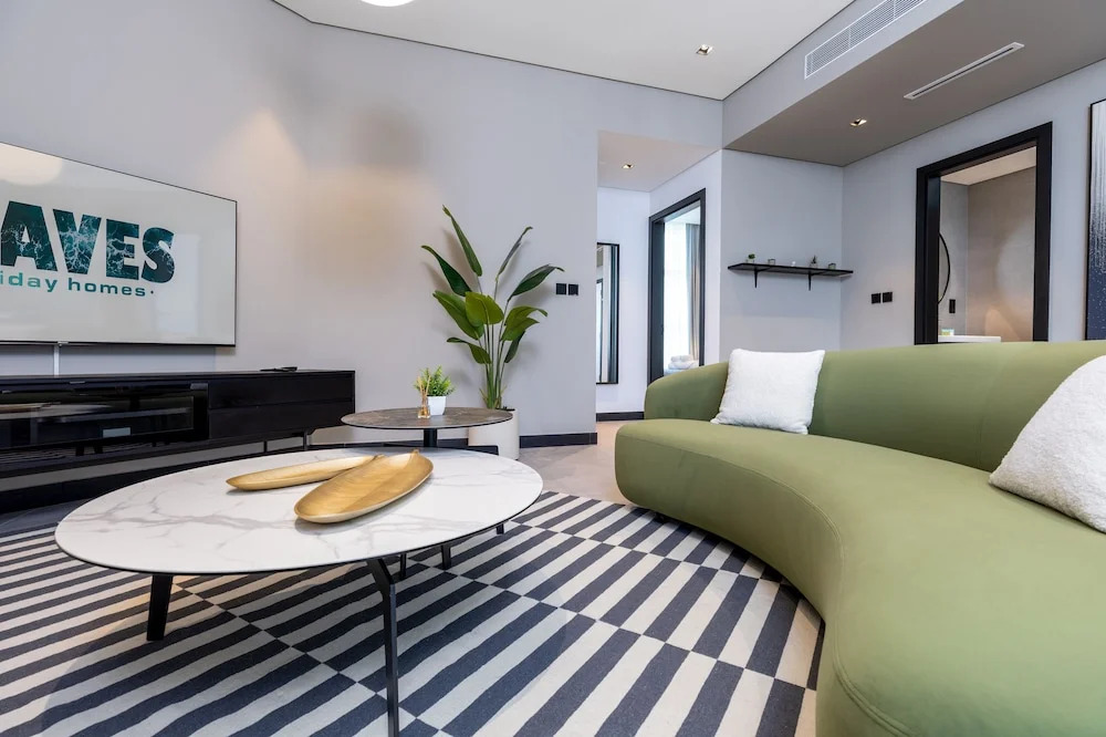 Waves - Serene Waterfront Elegance: 2BR Haven in Business Bay