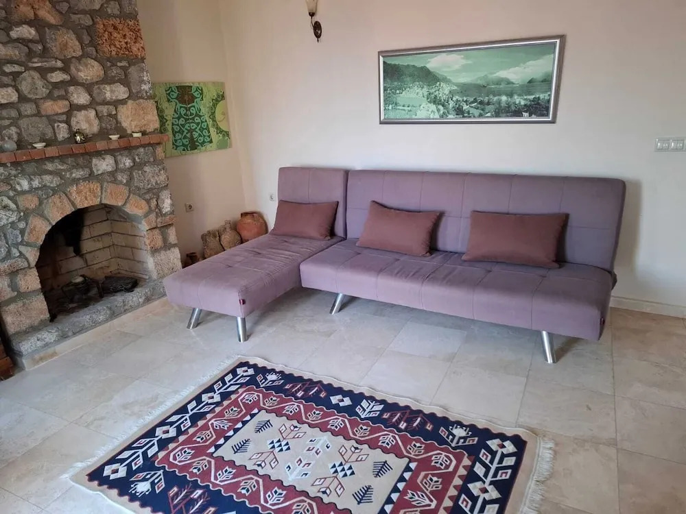 Metis Stone Home