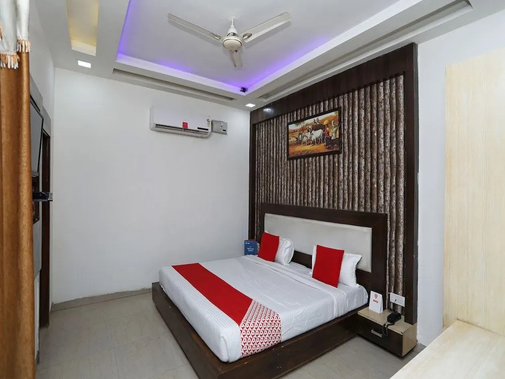 OYO 23297 Hotel Vanaya Palace