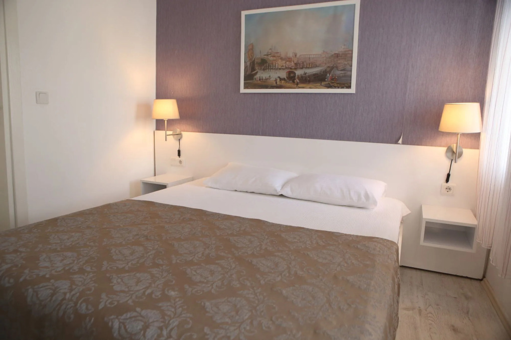 7. Art Feslegen Hotel