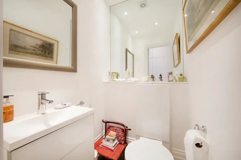 Beautiful and Spacious 2 Bed/2 Bath Property Just Moments From Earls Court