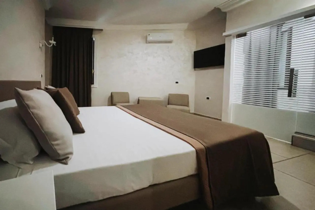 Bee Queen Hotel
