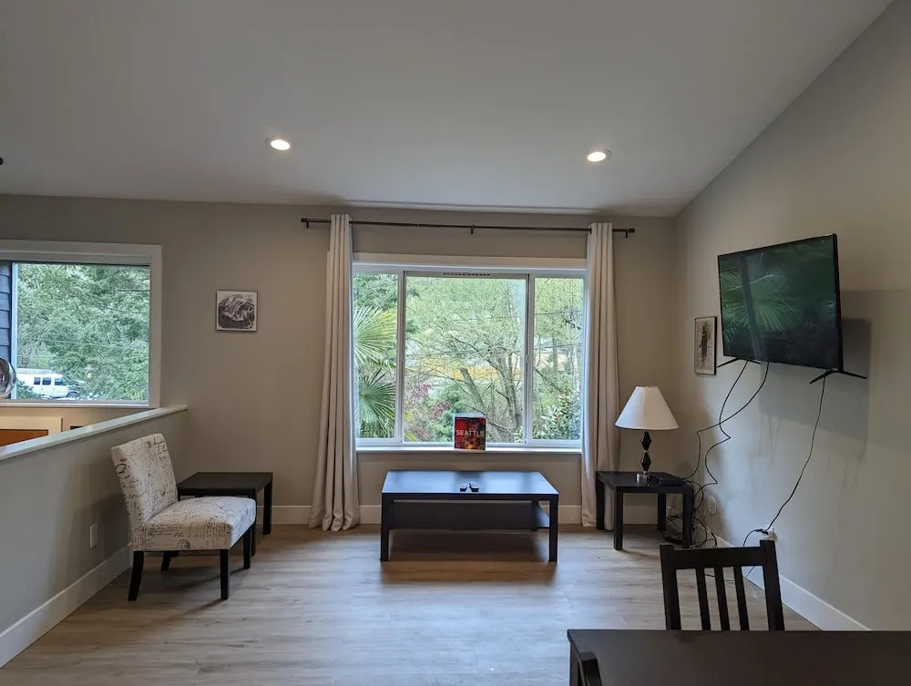 Seattle Vacation Home - The Newsroom