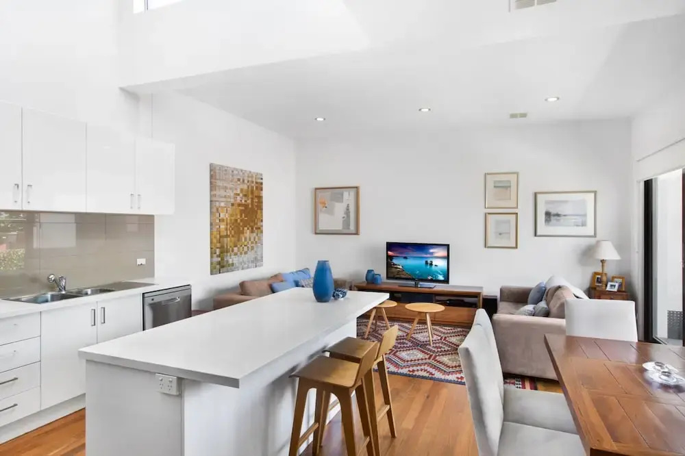 2-bed Apartment With Parking & Balcony Near Trains