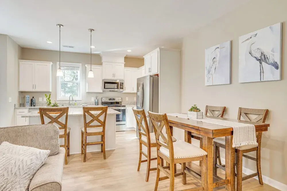 Coastal Beaufort Abode - Pool Access, Near Beaches