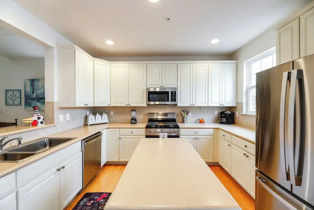 Shared Pool & Bay Access: Ocean View Retreat