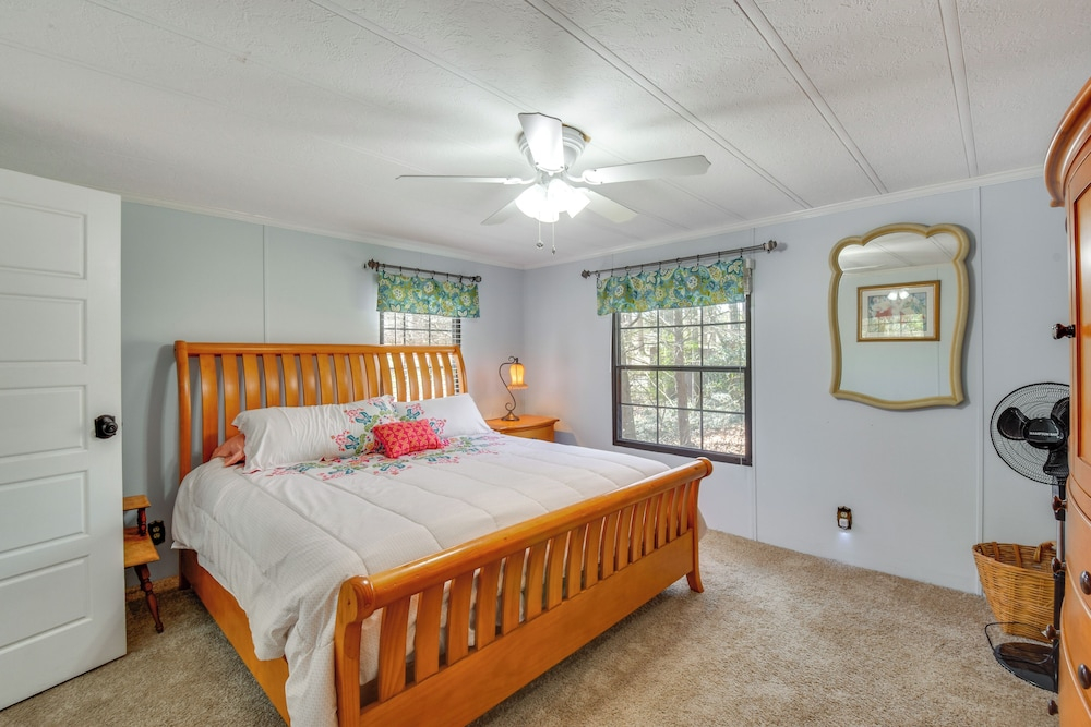 Private Beach & Dock: Lake Hartwell Family Getaway