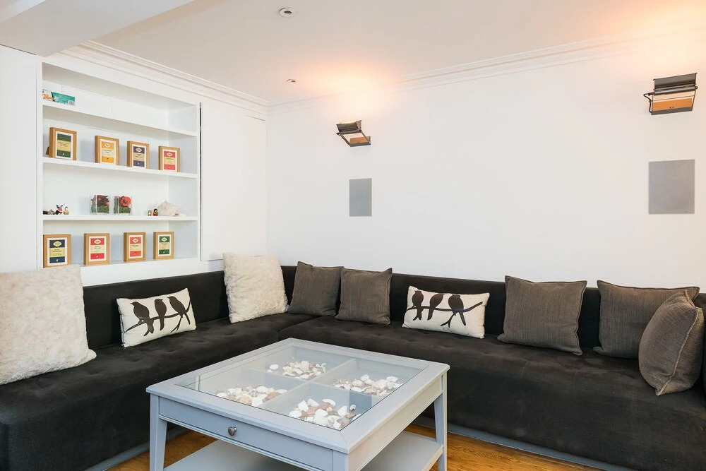 Beautiful 2BR Home With Conservatory and Garden