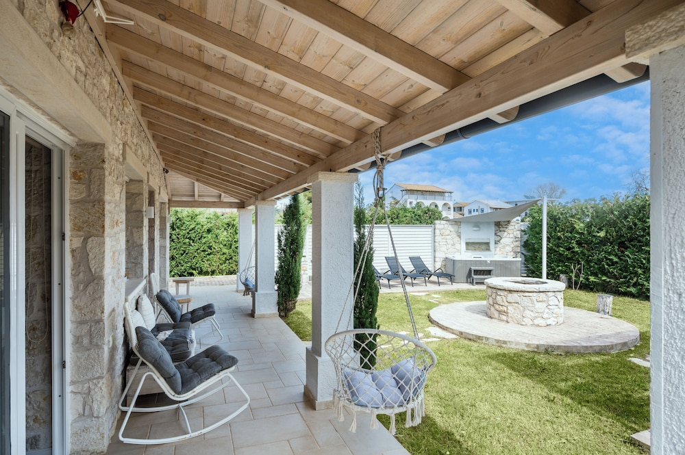 Villa Estia with Outdoor Hot Tub by Konnect - Next to the Beach