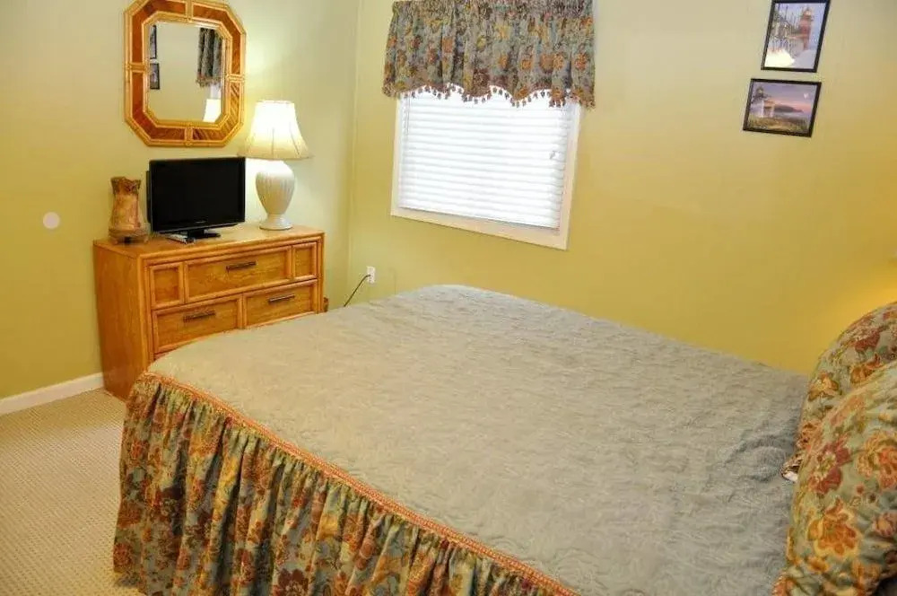 TJ's - 4 Br home by RedAwning