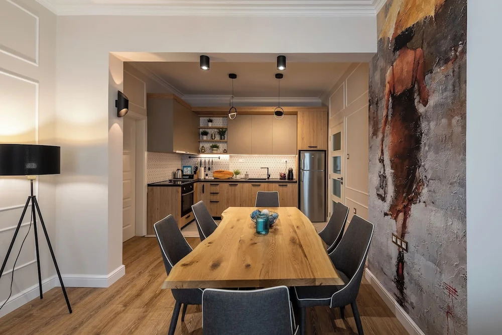 Luxury & Unique-Top Center Apt. - 3BDR