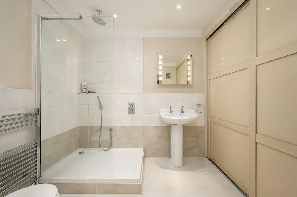 Elegant 3-Bedroom Flat in West End