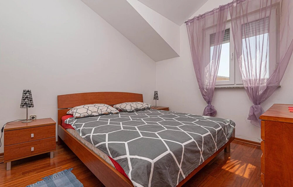Stunning Apartment in Srima With 1 Bedrooms and Wifi