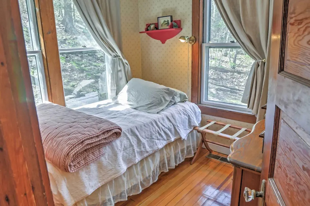 Dainty New Preston Cottage w/ Dock & Lake Views!