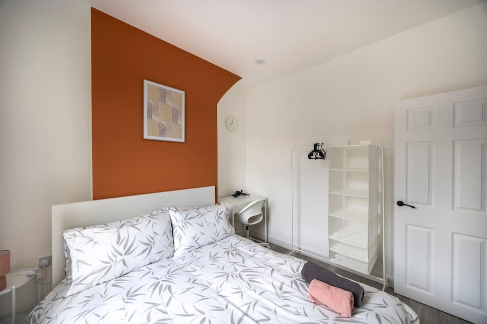 3bedroom 2 Bathroom House-free Parking 5 Beds