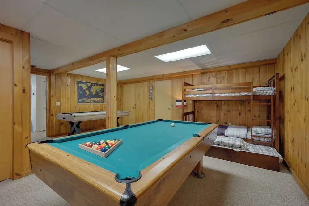 Chic Dover Home w/ Hot Tub: 1 Mi to Golf!