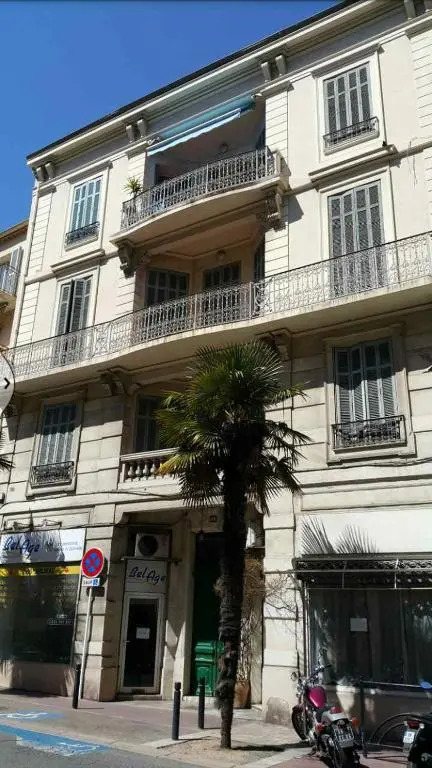 SUQUET - BEACH 100m & PALAIS DES FESTIVALS 600m