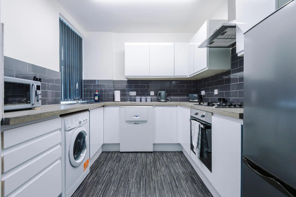 A-K Apartments - Cosy & Modern home, Superb Location, Street Parking Sleeps 6