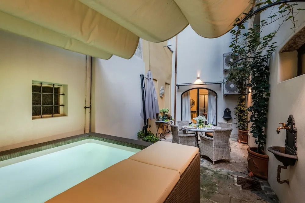 Gallo Cedrone a Home With Outdoor