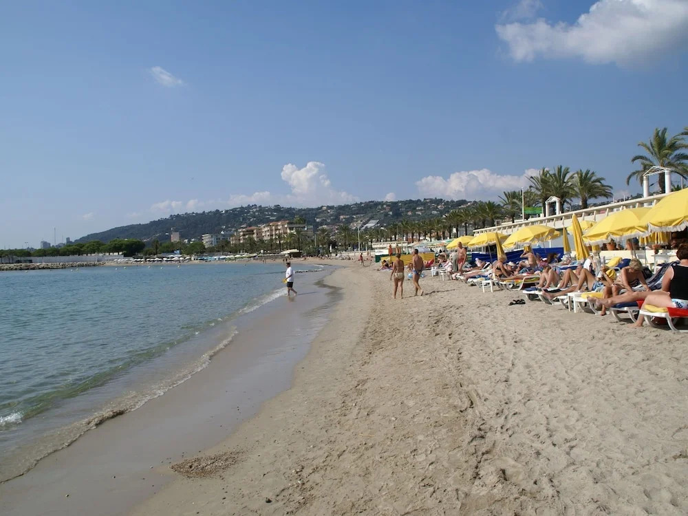 Nice Apartment 300 m. Away From the Beach of Golfe-juan
