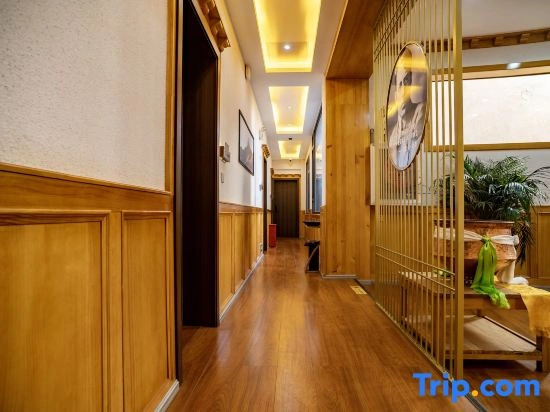 Luoke Renjia · ins Designer's Light Luxury Vacation Homestay (Dukezong Ancient City Branch)