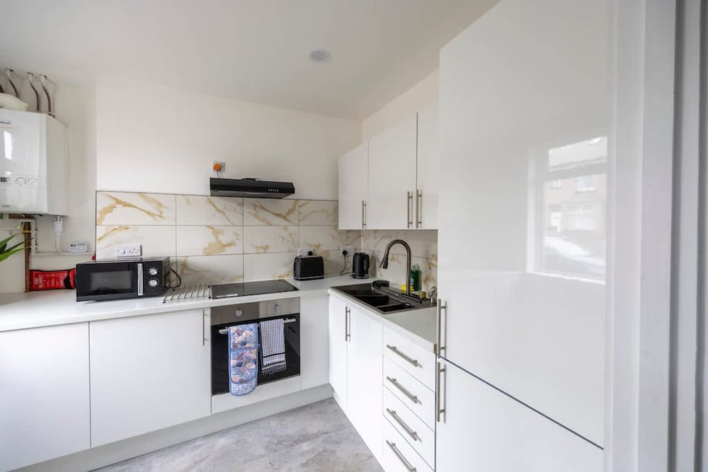 3bedroom 2 Bathroom House-free Parking 5 Beds