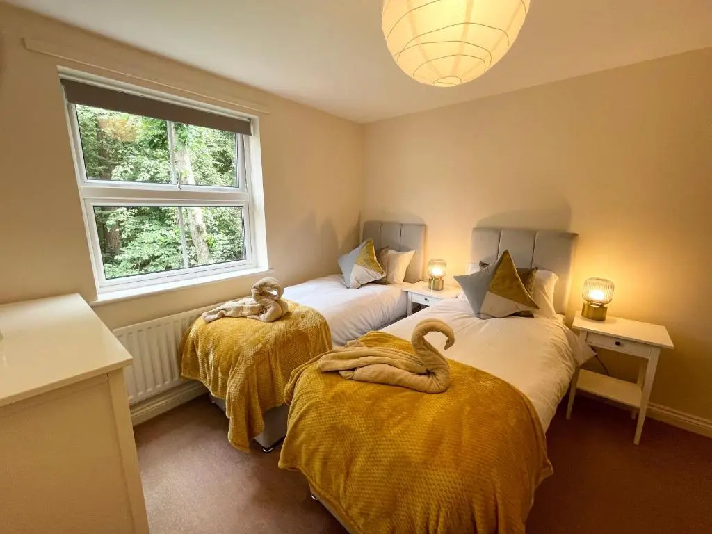BEST PRICE - AMAZING 2 Bed 2 Bath - 4 Singles or Super King beds, 10 min walk to city centre, Smart Tv, Ensuite, Balcony, FREE PARKING