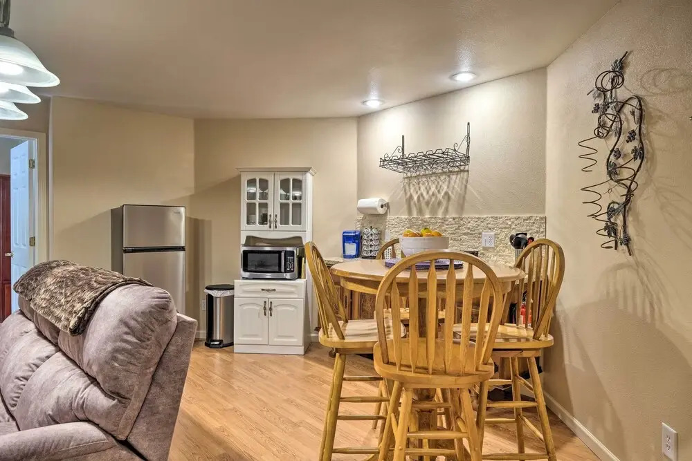Beautiful Wooded Escape, Half-mi to Pine Mtn Lake!