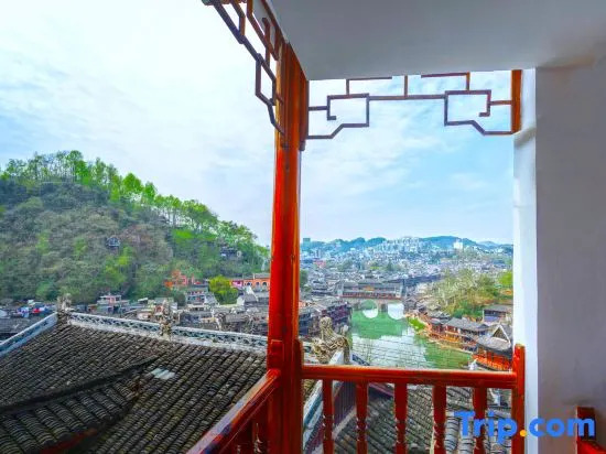 Chaoman Hotel (Fenghuang Ancient Town Branch)