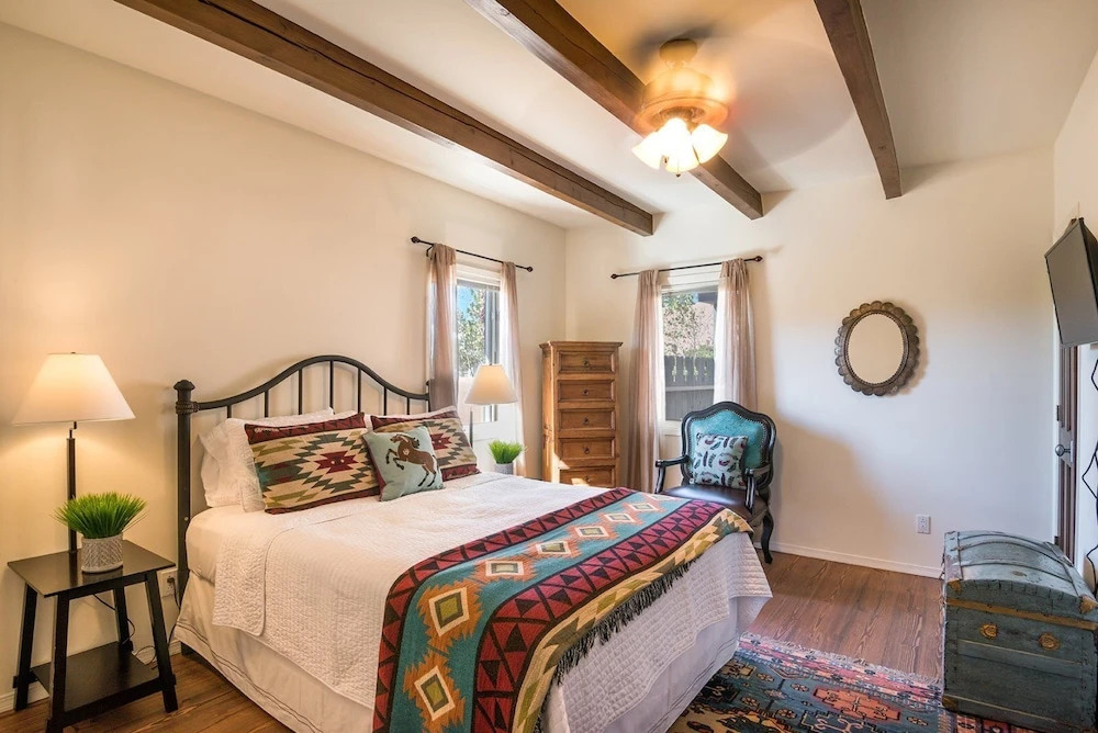 Encantada - Spacious and Luxurious Home, Walk to The Plaza