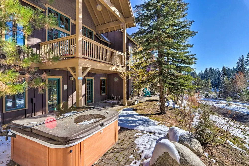 Ski-In/Ski-Out Donnelly Townhome w/ Hot Tub