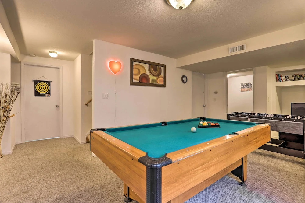 Spacious Thornton Home: 15 Mi to Downtown Denver!