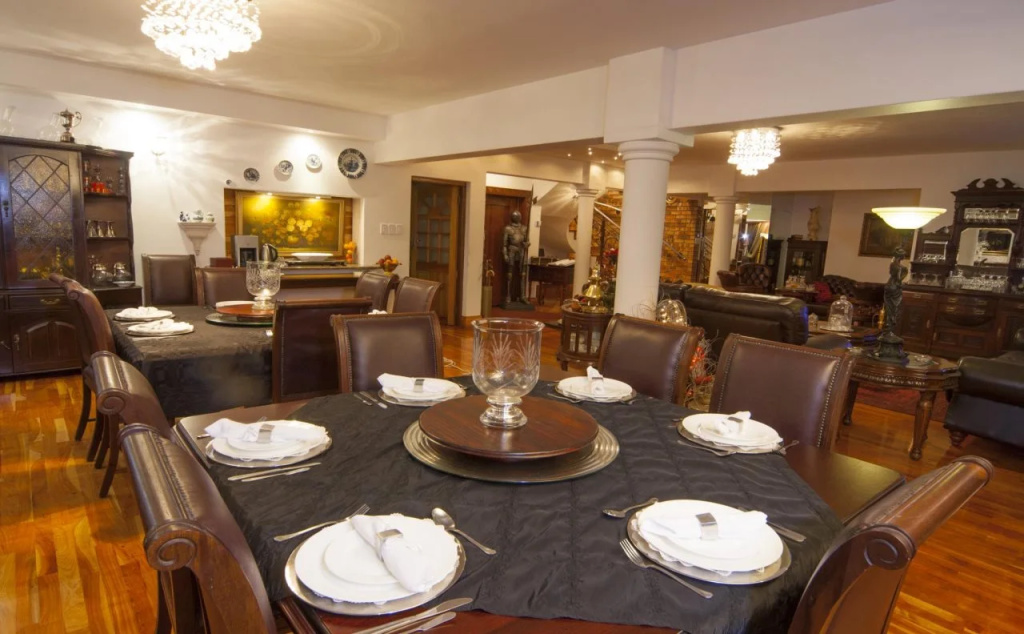 Aristo Manor