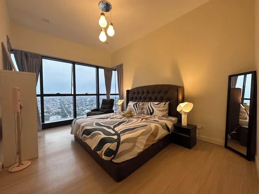 Skyline Luxe 4BR Retreat with En-suite Icon City