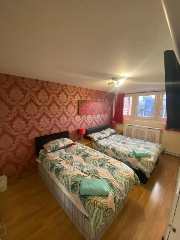 Snooozz - in the heart of Nottingham City Centre - in Victoria Centre Shopping Centre on Milton Street - Your own private Apartment next to the Hilton with full Kitchen and Television Lounge, plus Restaurants, Shops and Supermarket all onsite